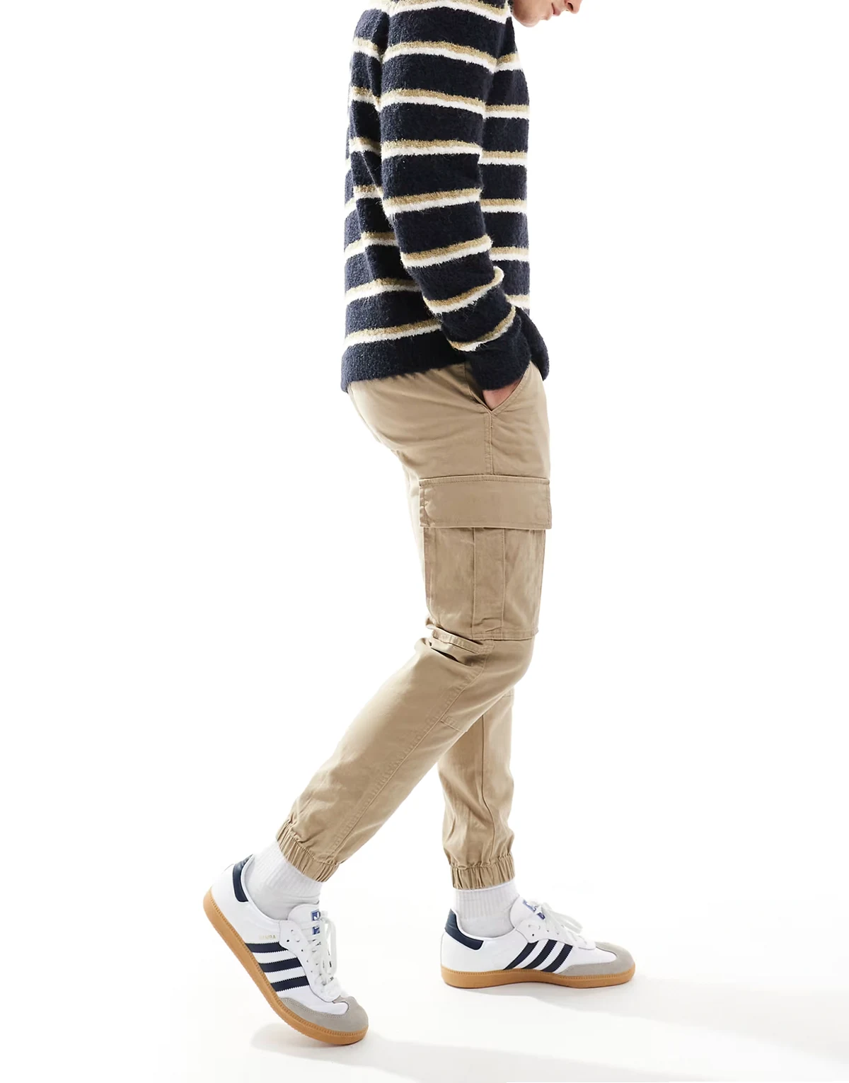 – Beżowe spodnie bojówki ze ściągaczami