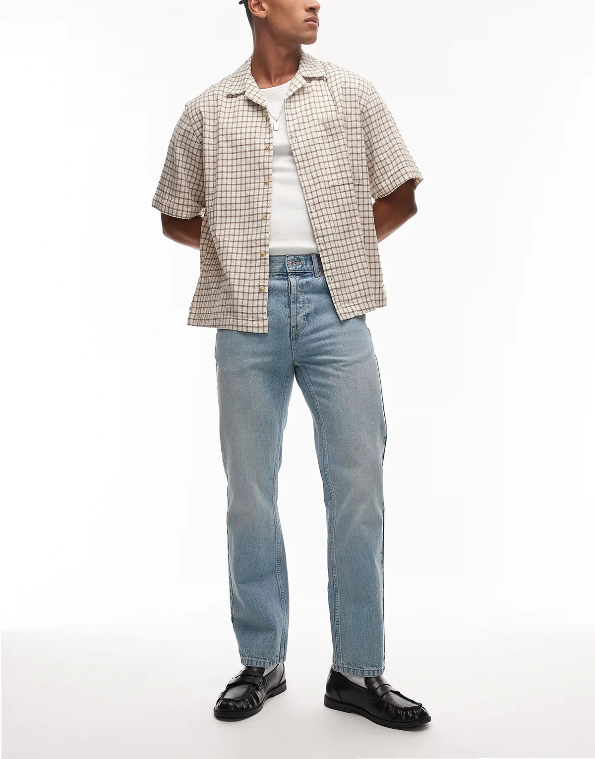 – Jeans in heller Waschung mit geradem Beinschnitt