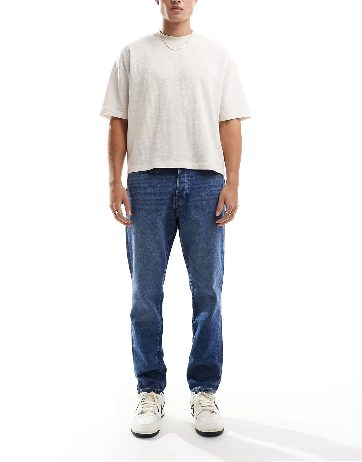 – Yoke – Schmal zulaufende Jeans in mittelblauer Waschung