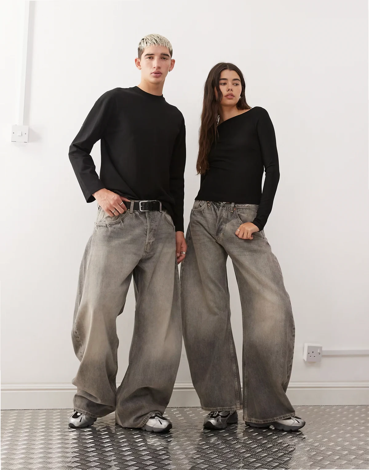 – Weite Unisex-Jeans in verwaschenem Grau mit abgerundetem Beinschnitt