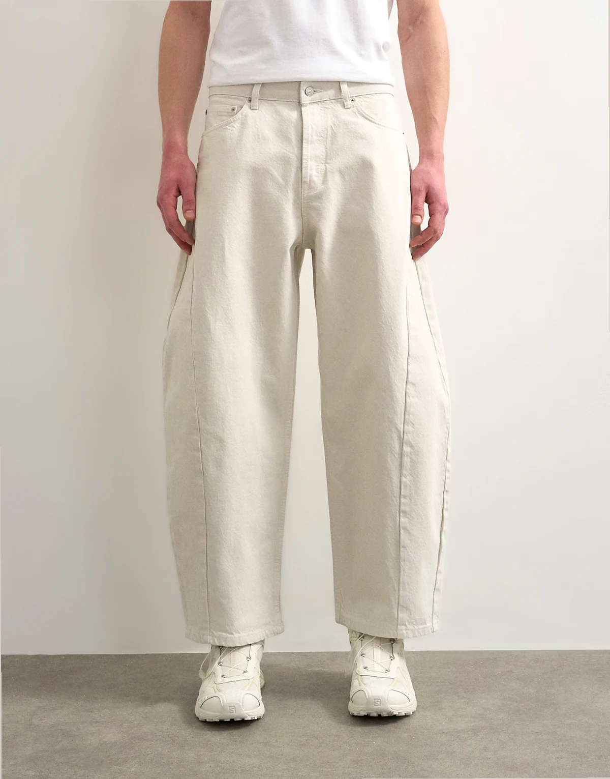 – Barrel-Jeans aus festem Denim in Weiß