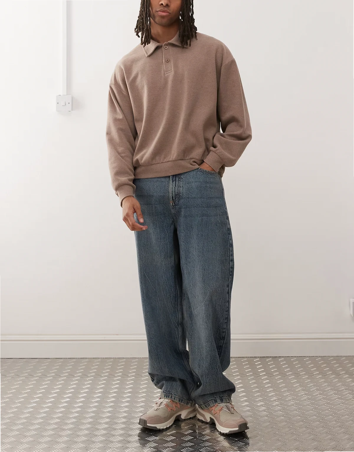 – X001 – Jeansy o luźnym kroju ze średnim stanem w spranym niebieskim marmurkowym kolorze