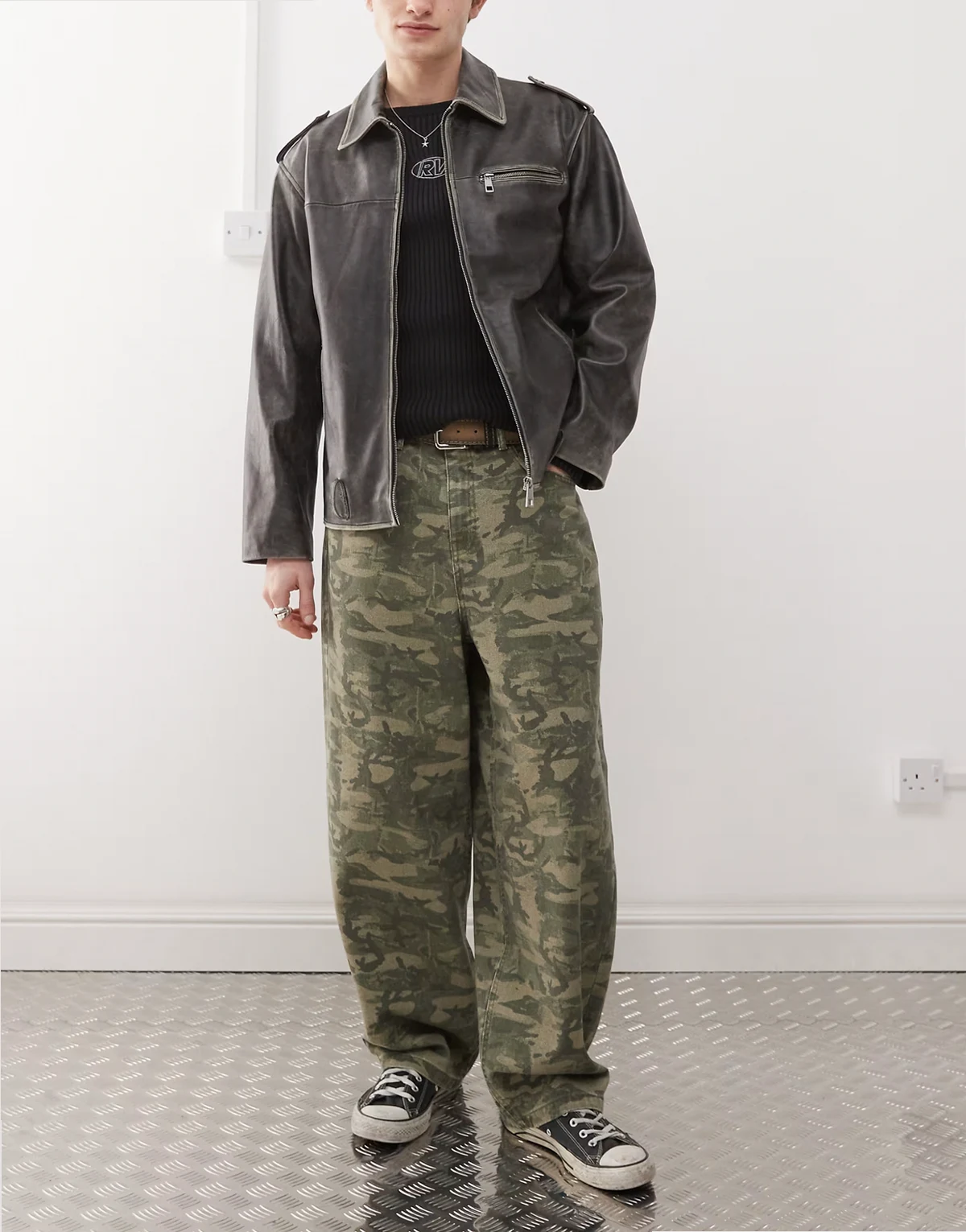 – Jeans mit weitem Bein und Military-Muster