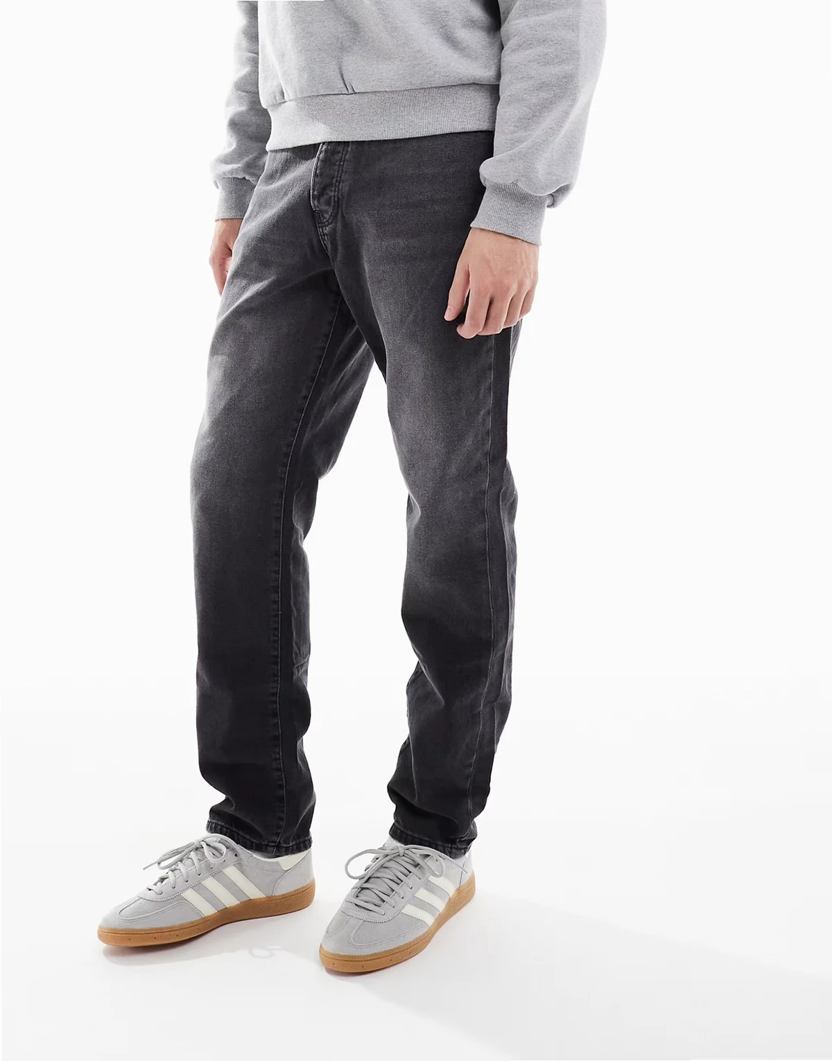 – Yoke – Schmal zulaufende Jeans in verwaschenem Schwarz