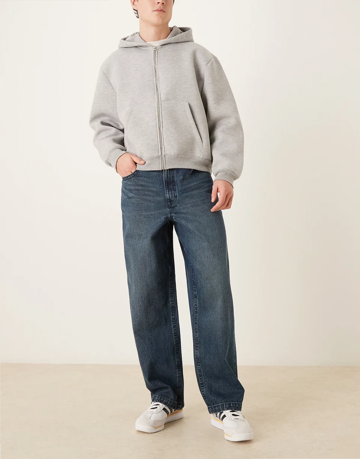 – Locker geschnittene Jeans mit geradem Bein in verwaschenem Dunkelblau