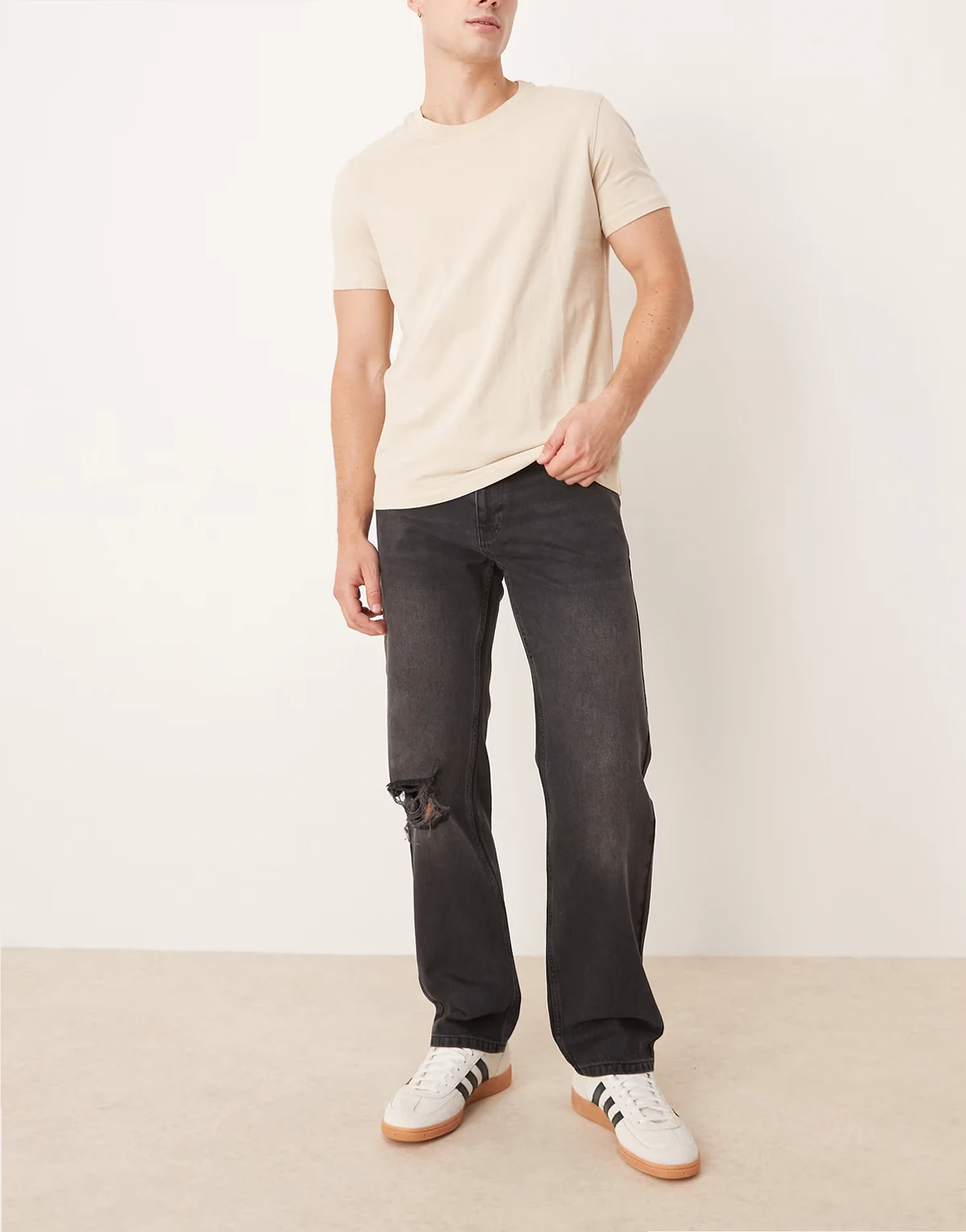 – Jeans in schwarzer Waschung mit geradem Schnitt und Zierrissen