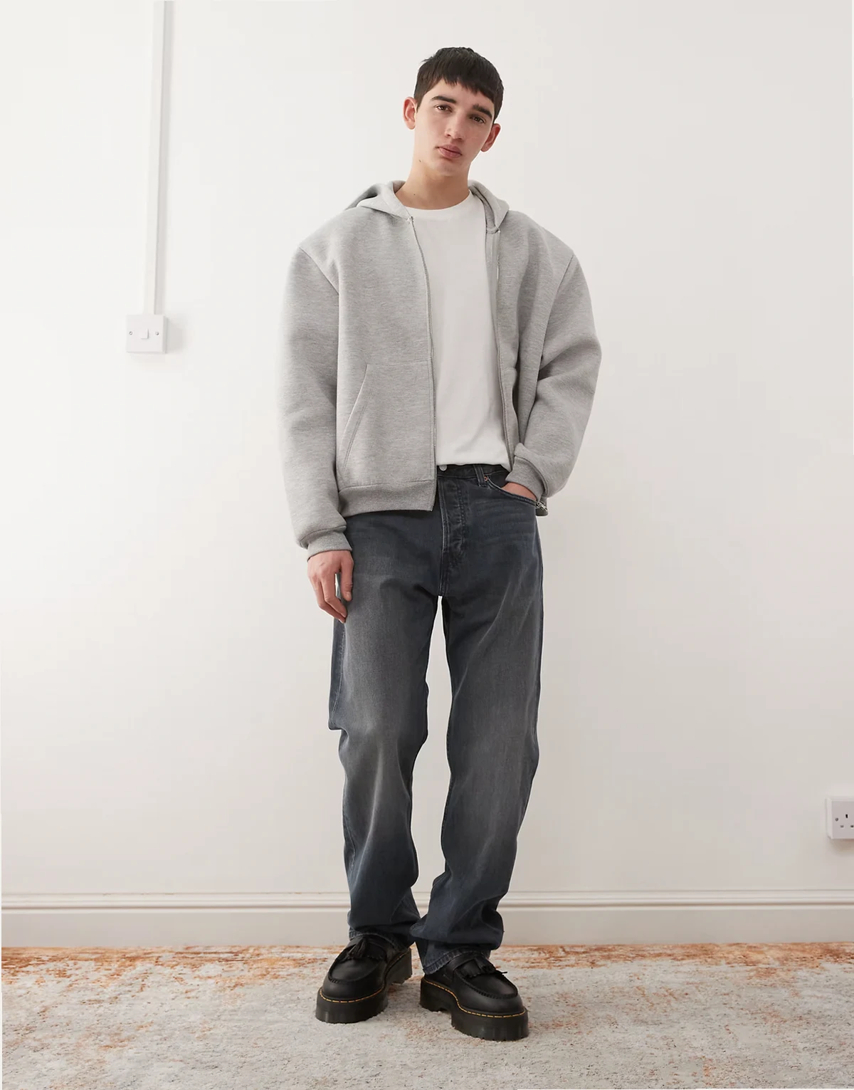 – Space – Jeans in dunkelblauer Waschung mit lockerem, geradem Schnitt
