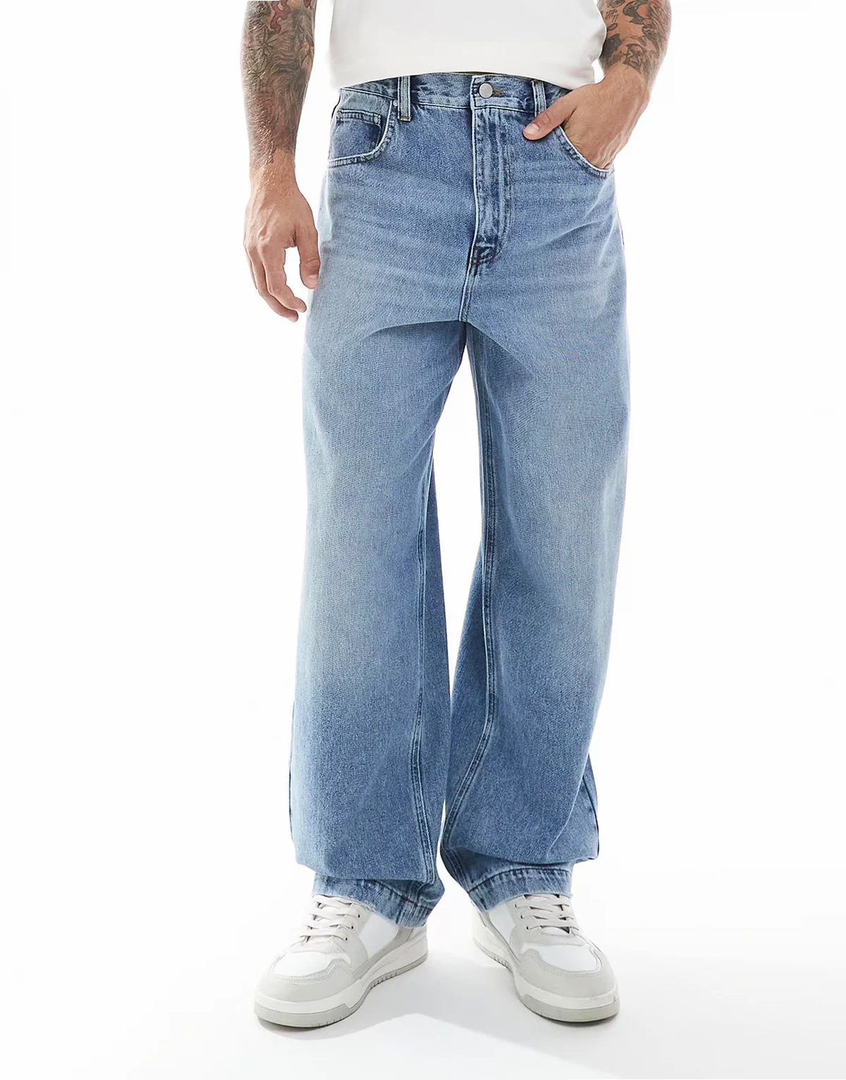 – Locker geschnittene Straight Jeans in verwaschenem Mittelblau
