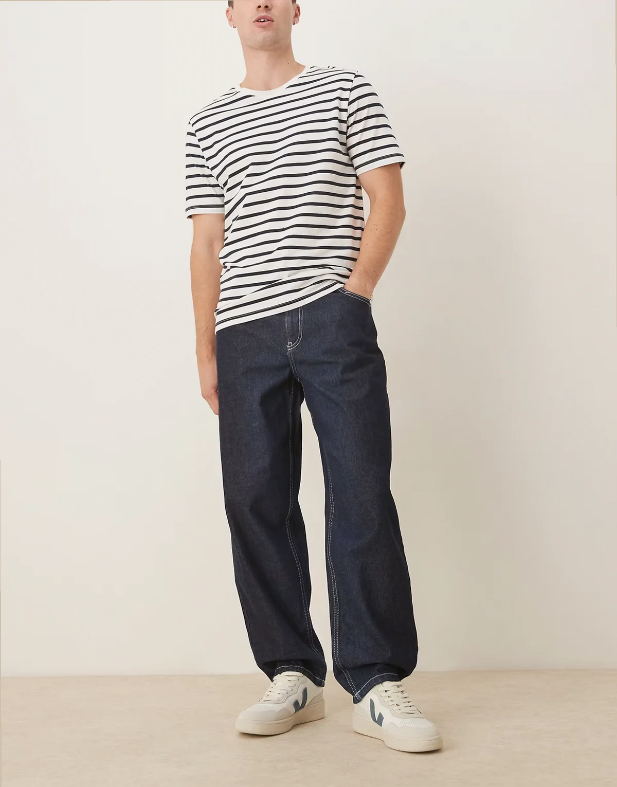 – Locker sitzende Jeans in Indigo mit geradem Schnitt und Ziernähten in Ecru, Kombiteil