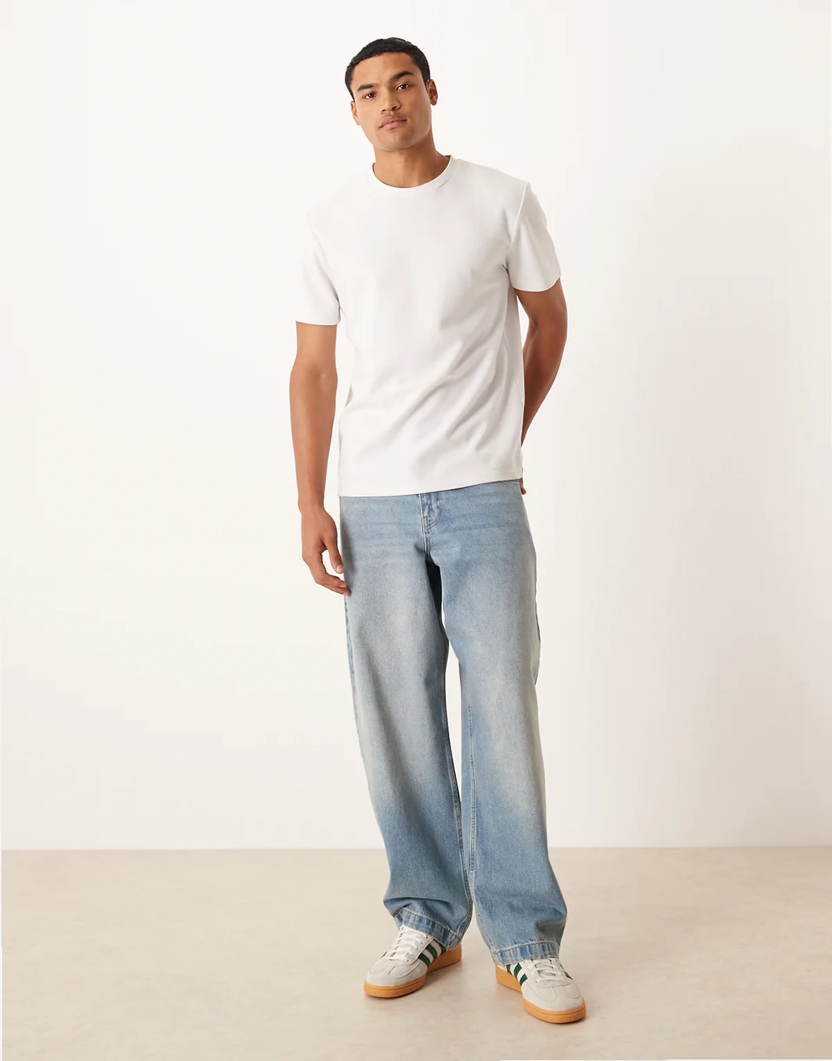– Loose Straight Jeans in mittelblauer Dirty-Waschung