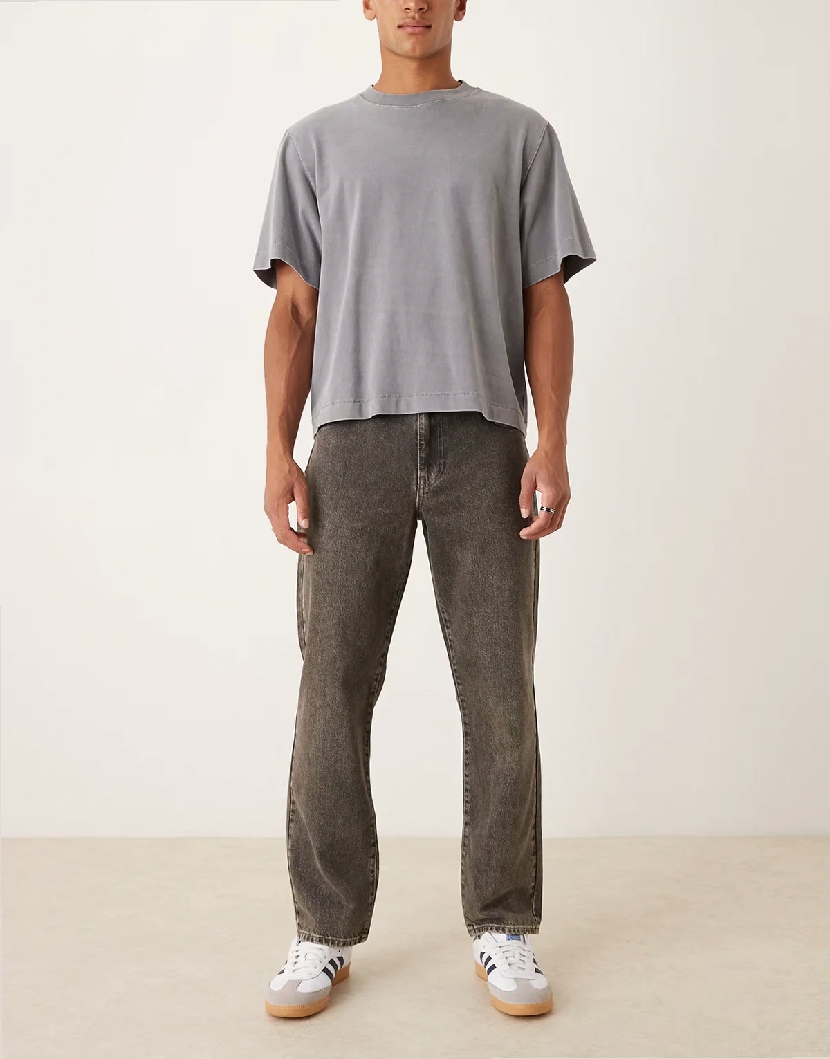 – Jeans in grauer Waschung mit Farbstich und geradem Schnitt