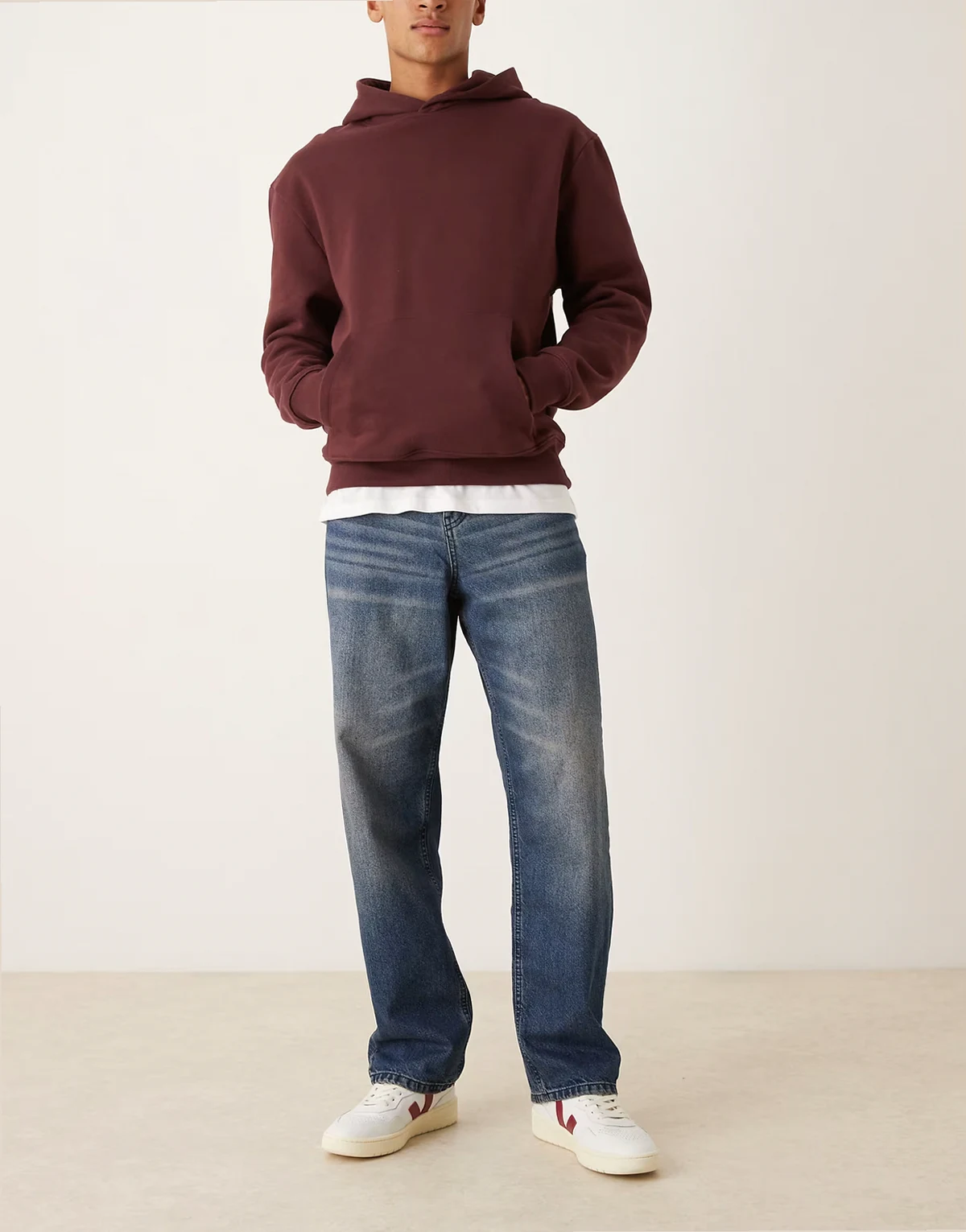 – Weite Jeans in dunkelblauer Waschung mit Abnutzungen