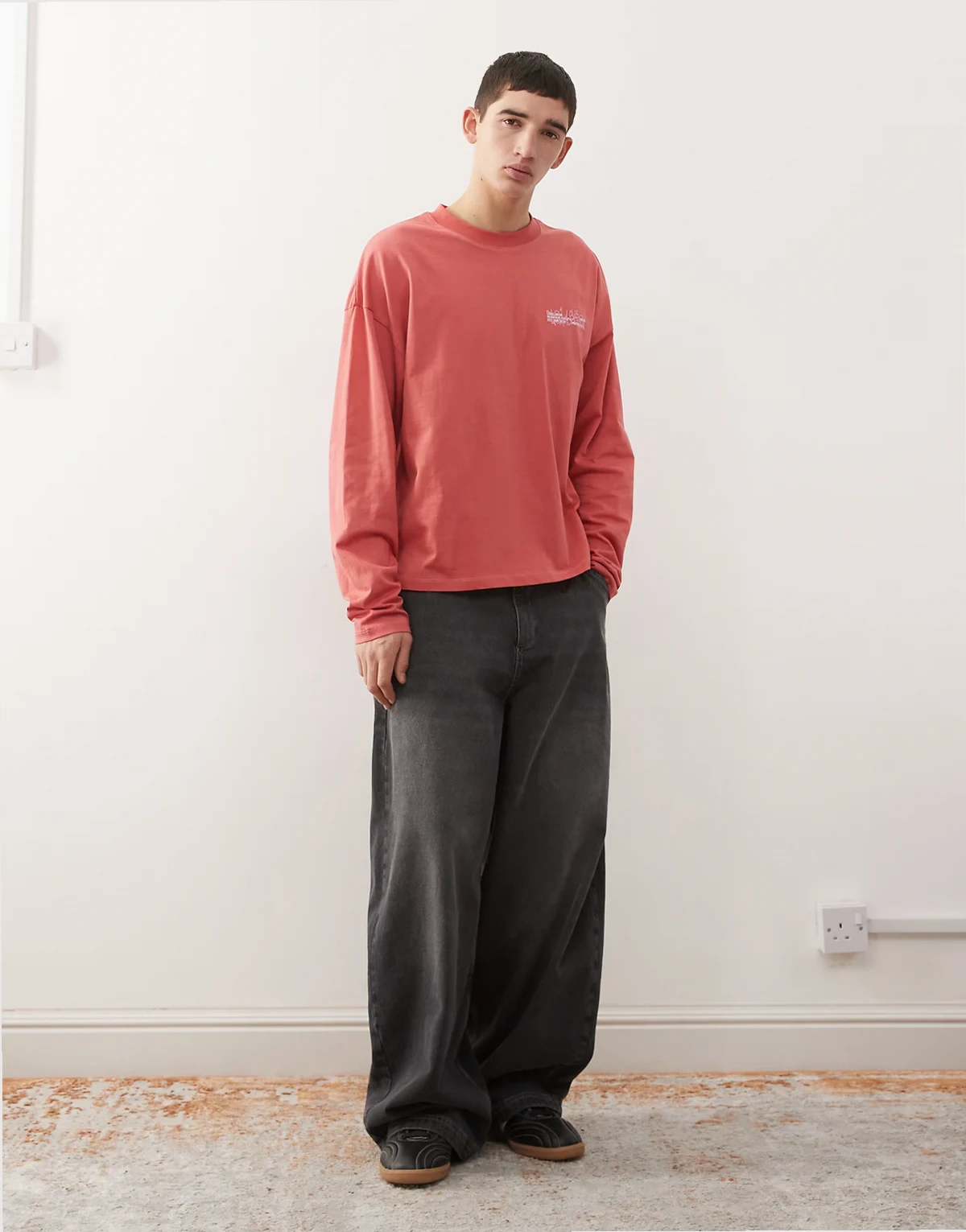 – Sprane czarne jeansy XL z balonowymi nogawkami z kontrastowym czerwonym przeszyciem