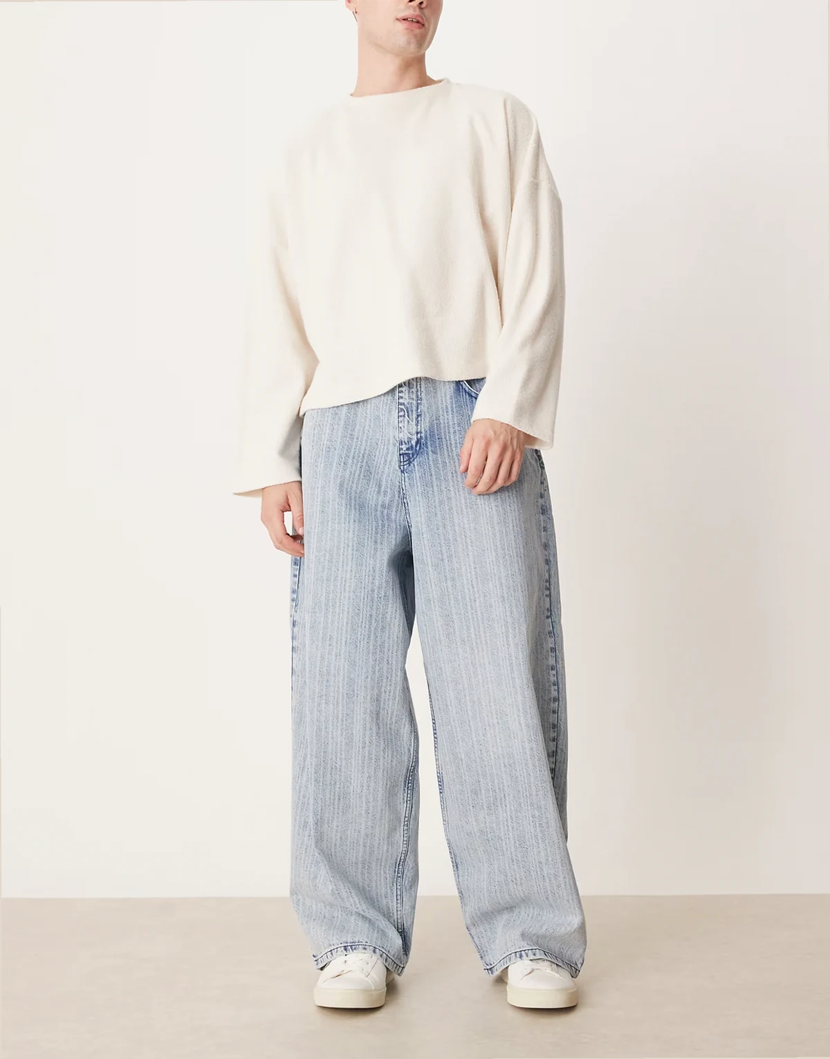 – Weite Oversize-Jeans in mittelblauer Waschung mit Streifenprint