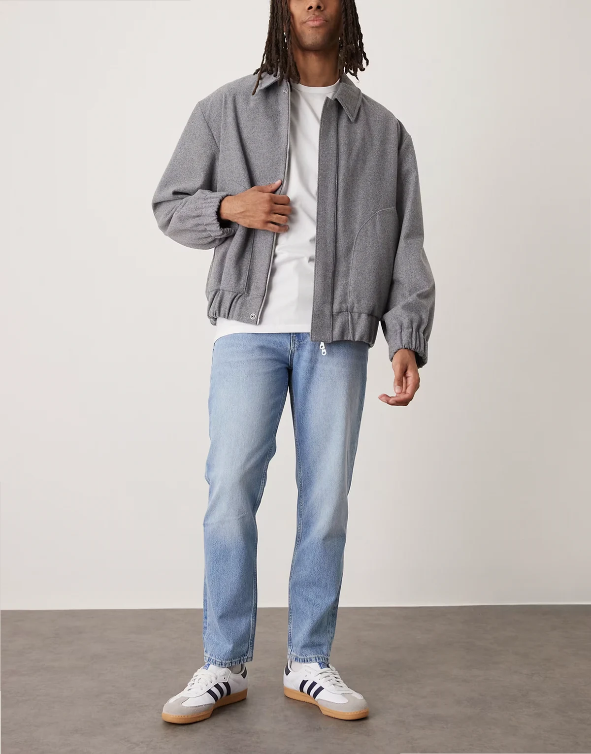 – Lori – Jasnoniebieskie bawełniane jeansy o prostym kroju