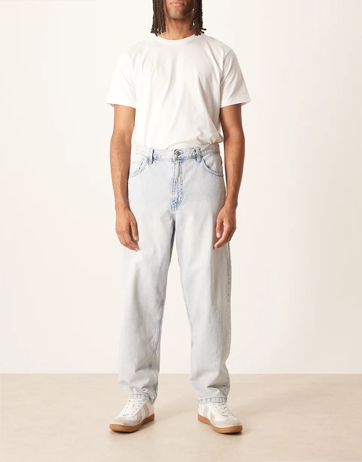 – Lockere, gerade geschnittene Jeans mit Bleich-Waschung