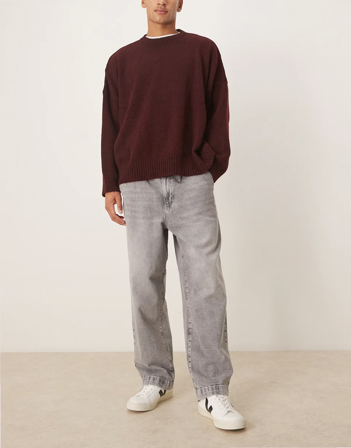 – Schmal zulaufende Relaxed Fit Jeans in Grau mit Bundfalten