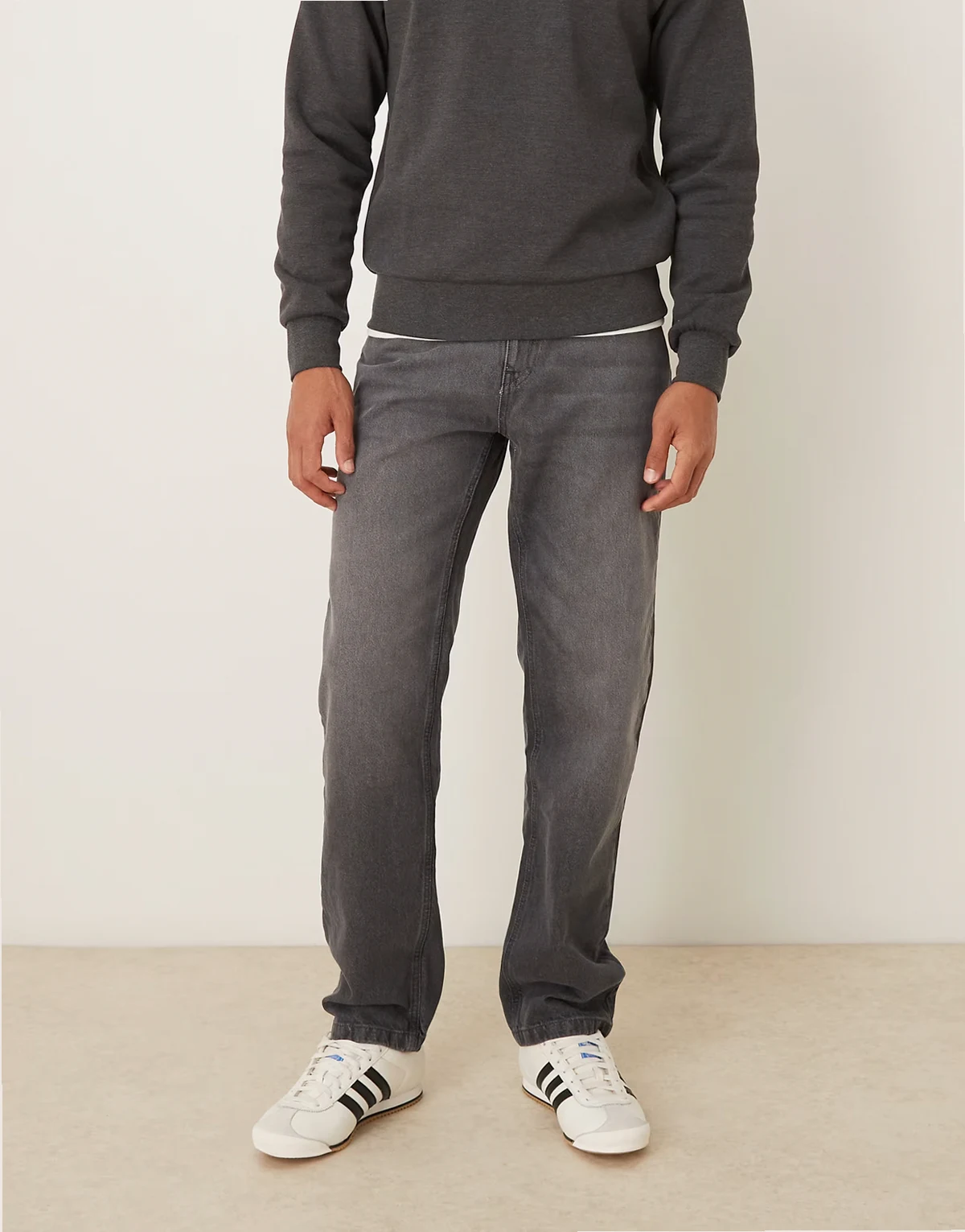 – Gerade geschnittene Jeans in stark verwaschenem Grau