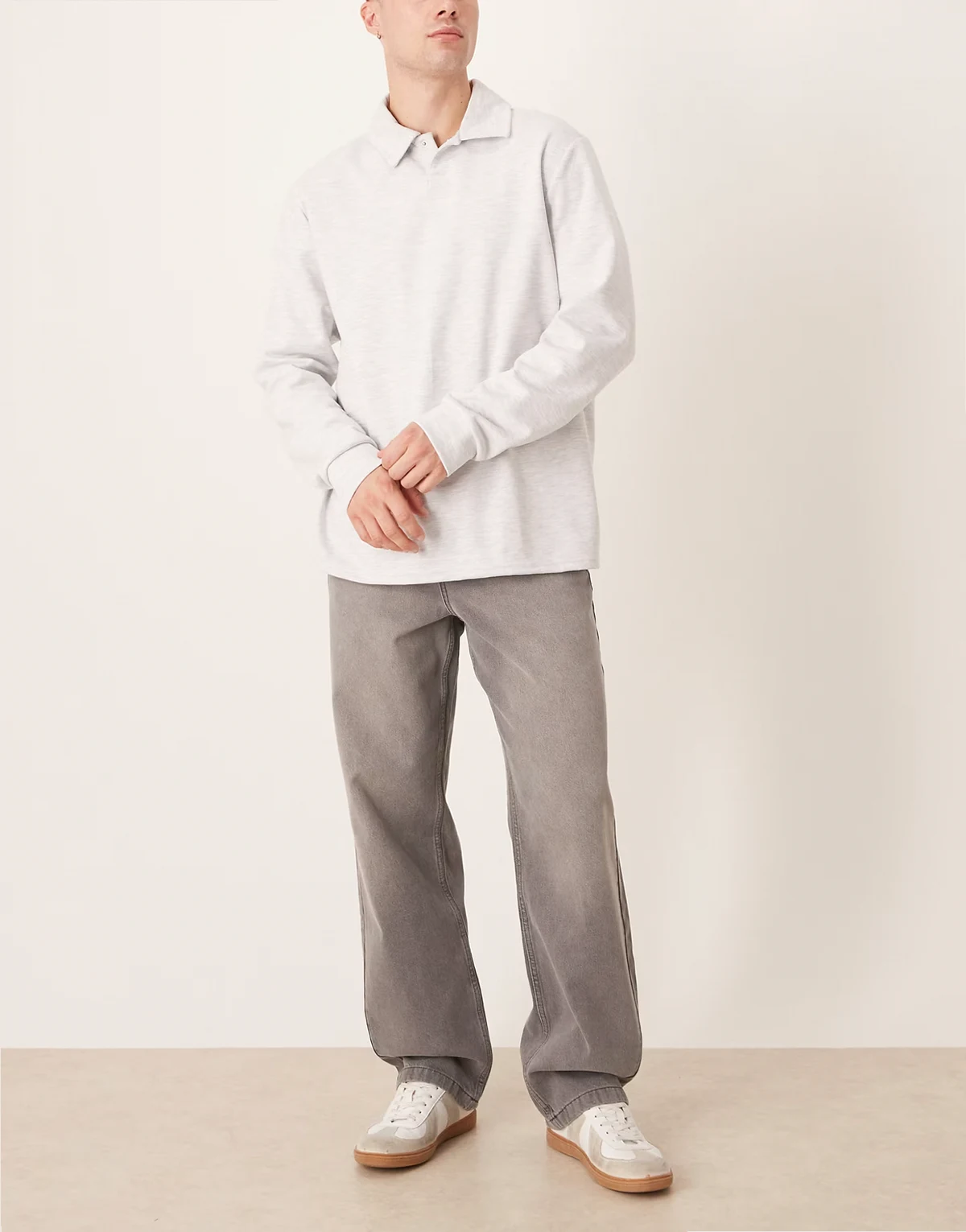 – Weite Jeans in grauer Waschung
