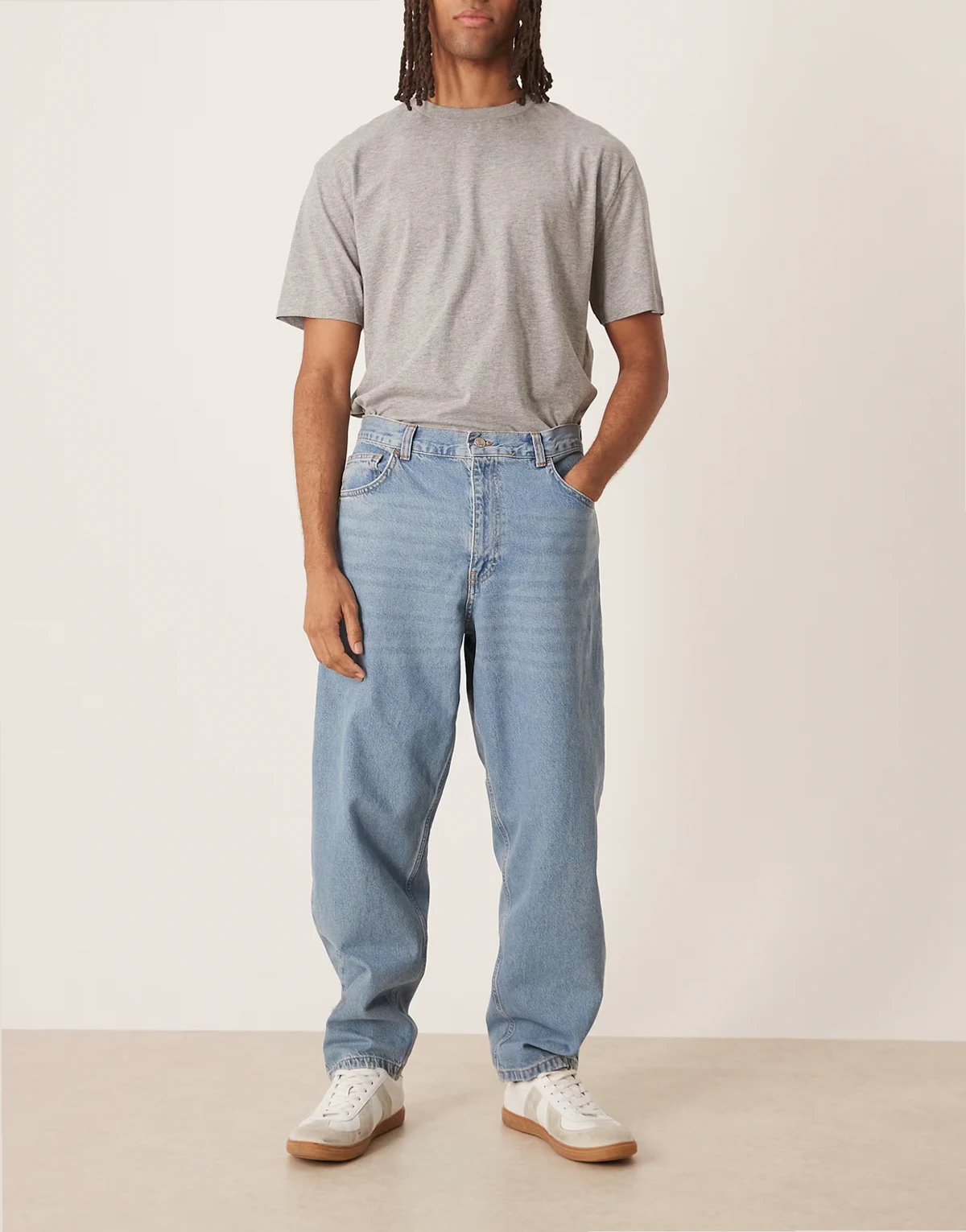 – Locker geschnittene Straight Jeans in heller Waschung mit subtilem Grünstich