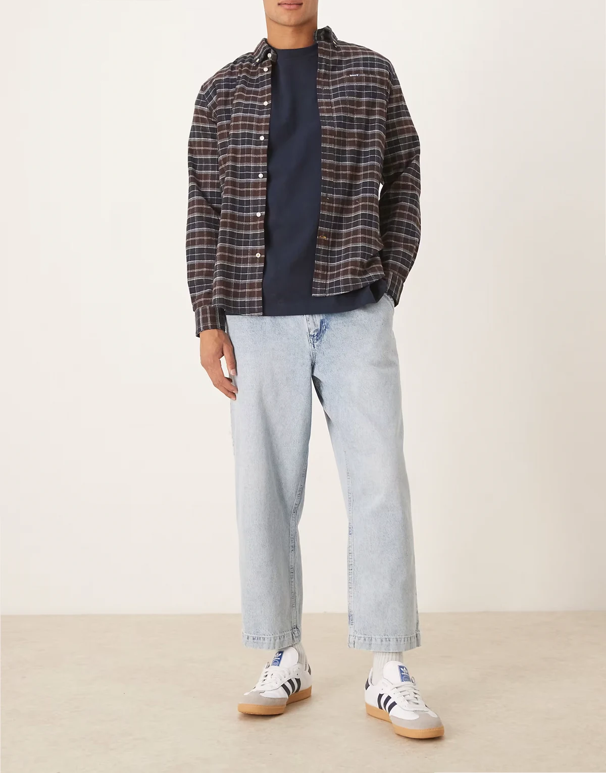 – Lässige Karottenjeans mit Bundfalten und Bleach-Waschung