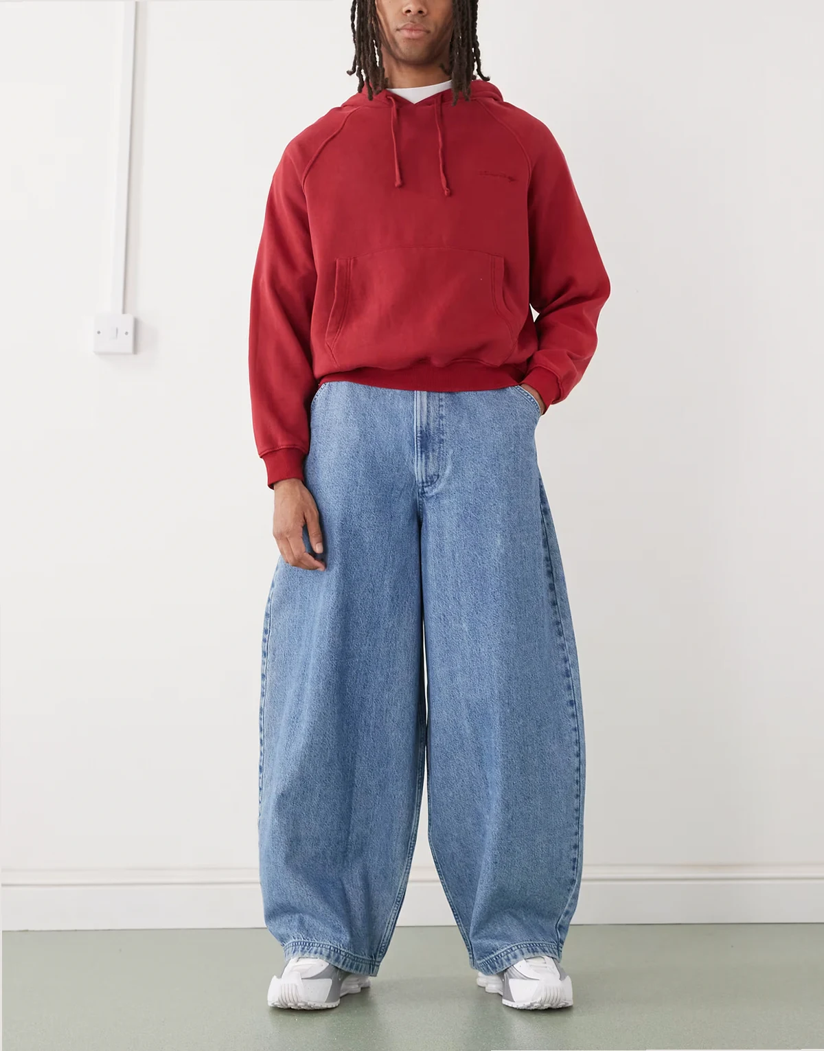 – Jasnoniebieskie jeansy z ekstremalnie balonowymi nogawkami