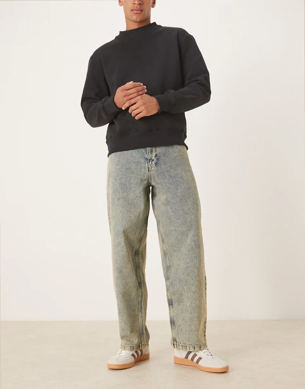 – Lockere Straight Jeans in gelblicher Waschung