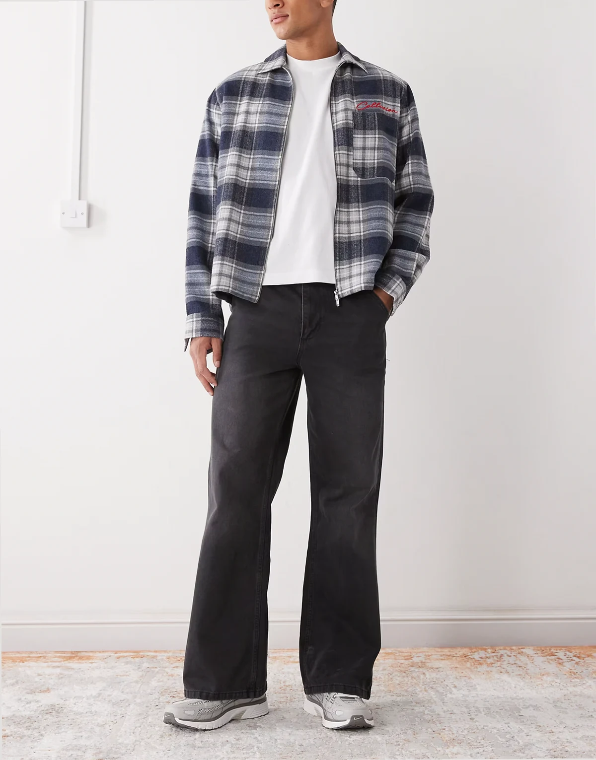 – Czarne dzwony jeansowe z efektem sprania