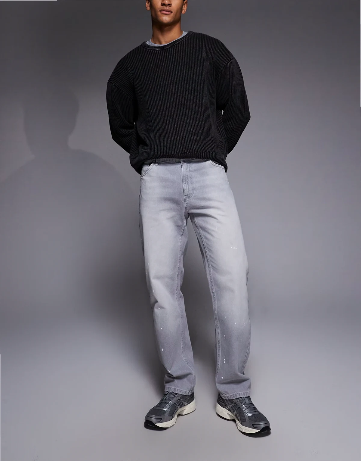 – Jeans in grauer Waschung mit geradem Bein und Used-Details