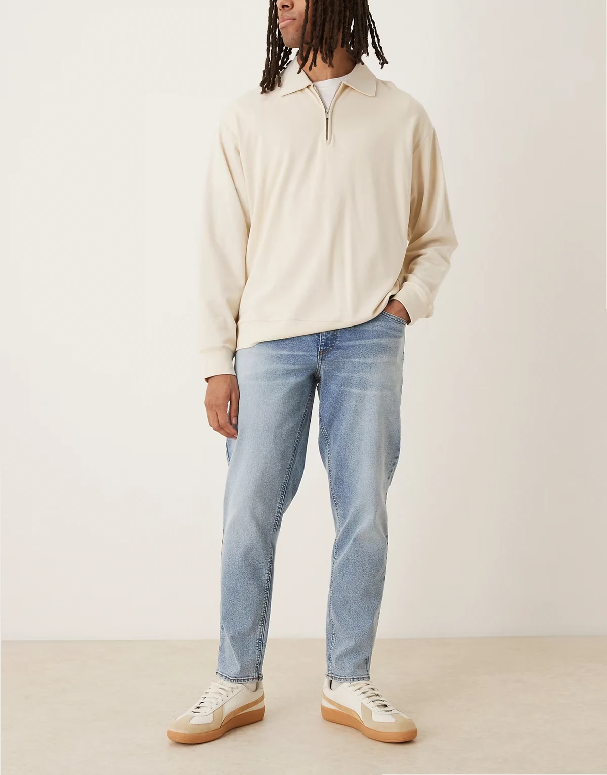– Schmal zulaufende Stretch-Jeans in verwaschenem Mittelblau