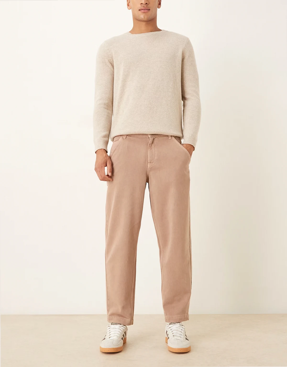 – Schmal zulaufende Relaxed-Fit-Jeans in Braun