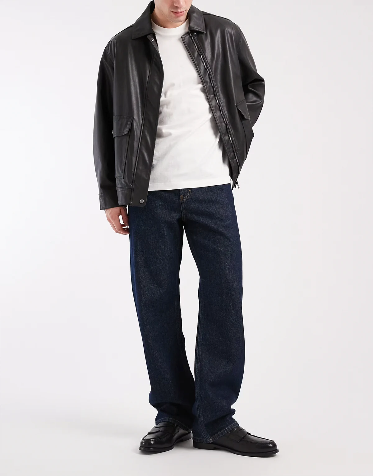 – Ciemnoniebieskie jeansy baggy