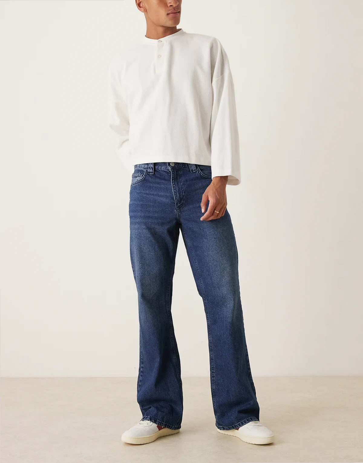 – Ausgestellte, weite Jeans in dunkelblauer Waschung