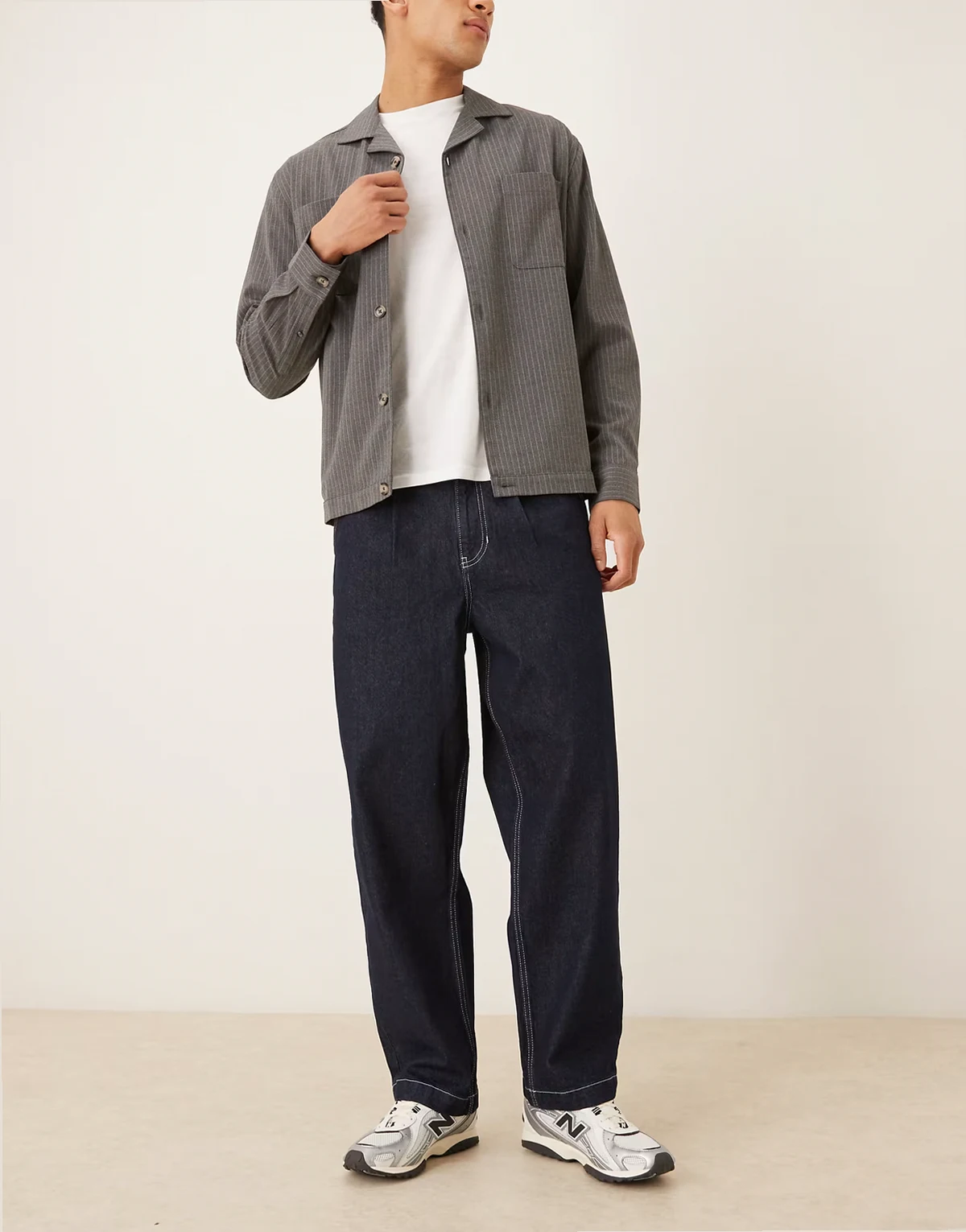 – Schmal zulaufende Relaxed-Fit-Jeans in Schwarz mit Bundfalten