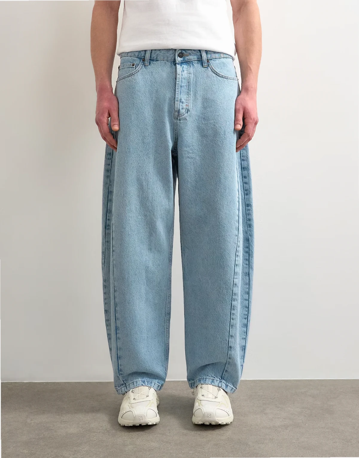 – Barrel-Leg-Jeans aus festem Denim in heller Waschung