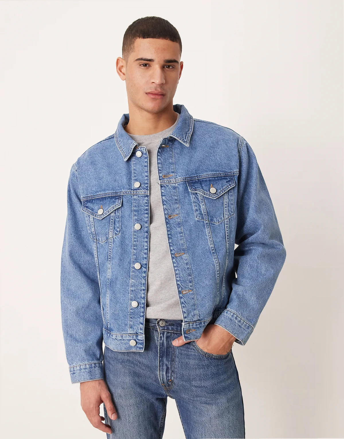 – Trucker-Jacke aus Denim in verwaschenem Mittelblau