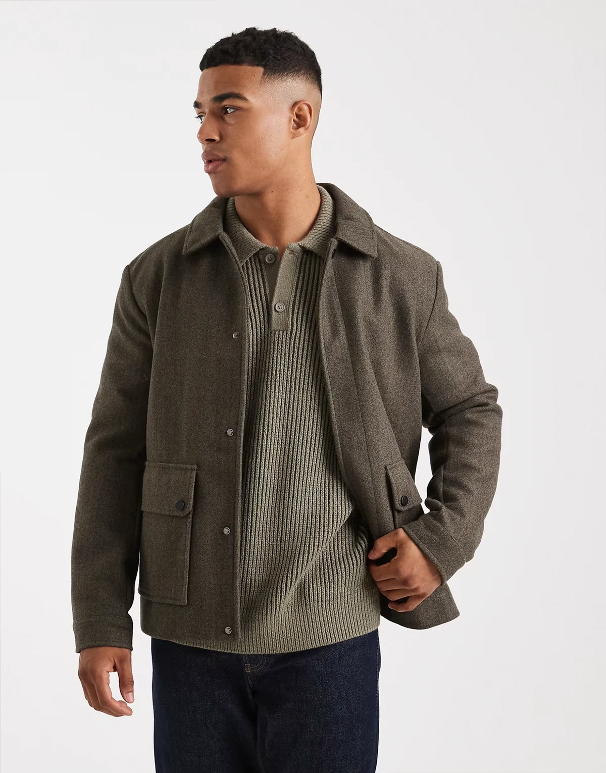 – Kurze Jacke aus Wollimitat in dunklem Braun-Grün mit Taschendetail