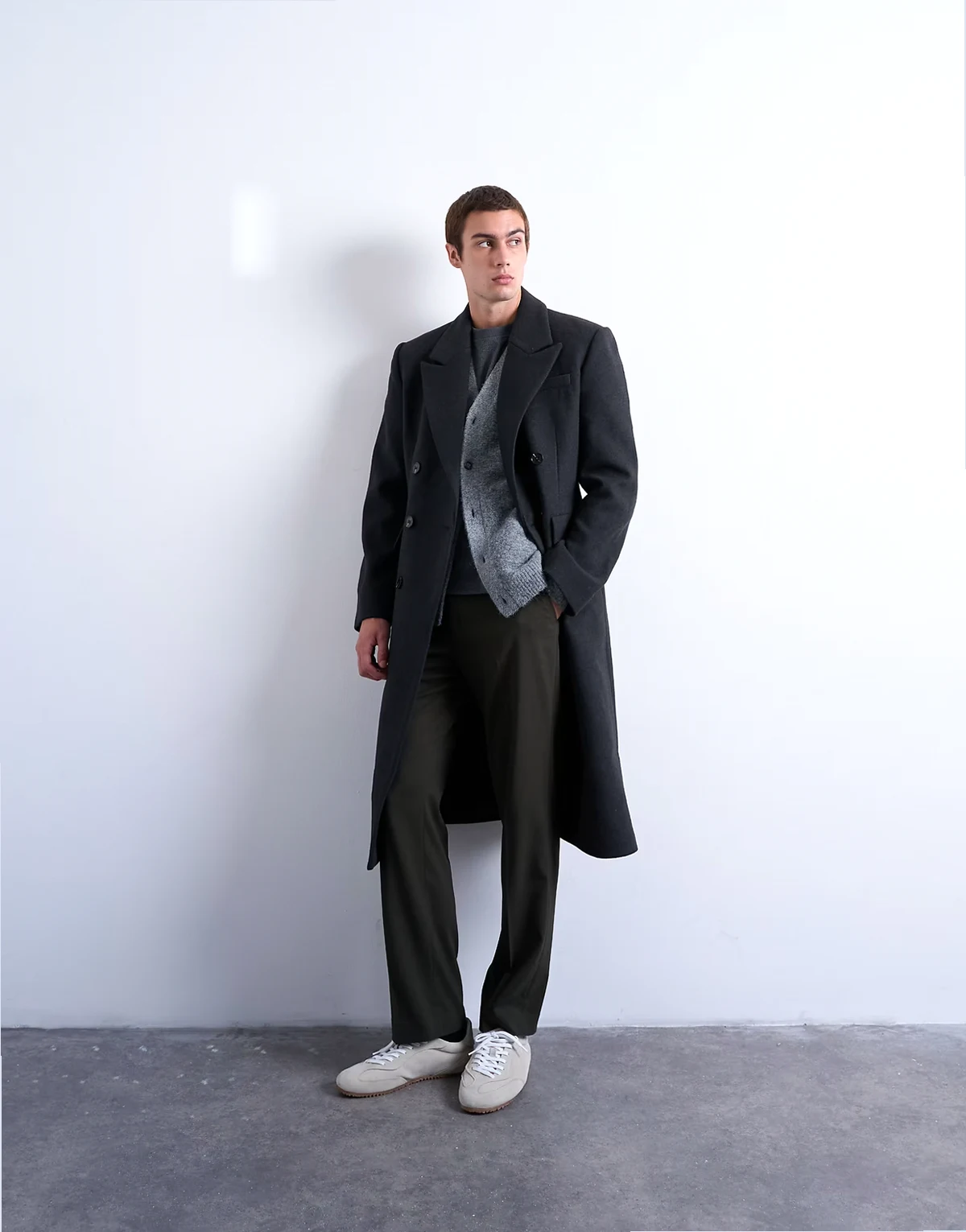 – Zweireihiger Mantel aus Wollmix in Anthrazit mit betonter Taille