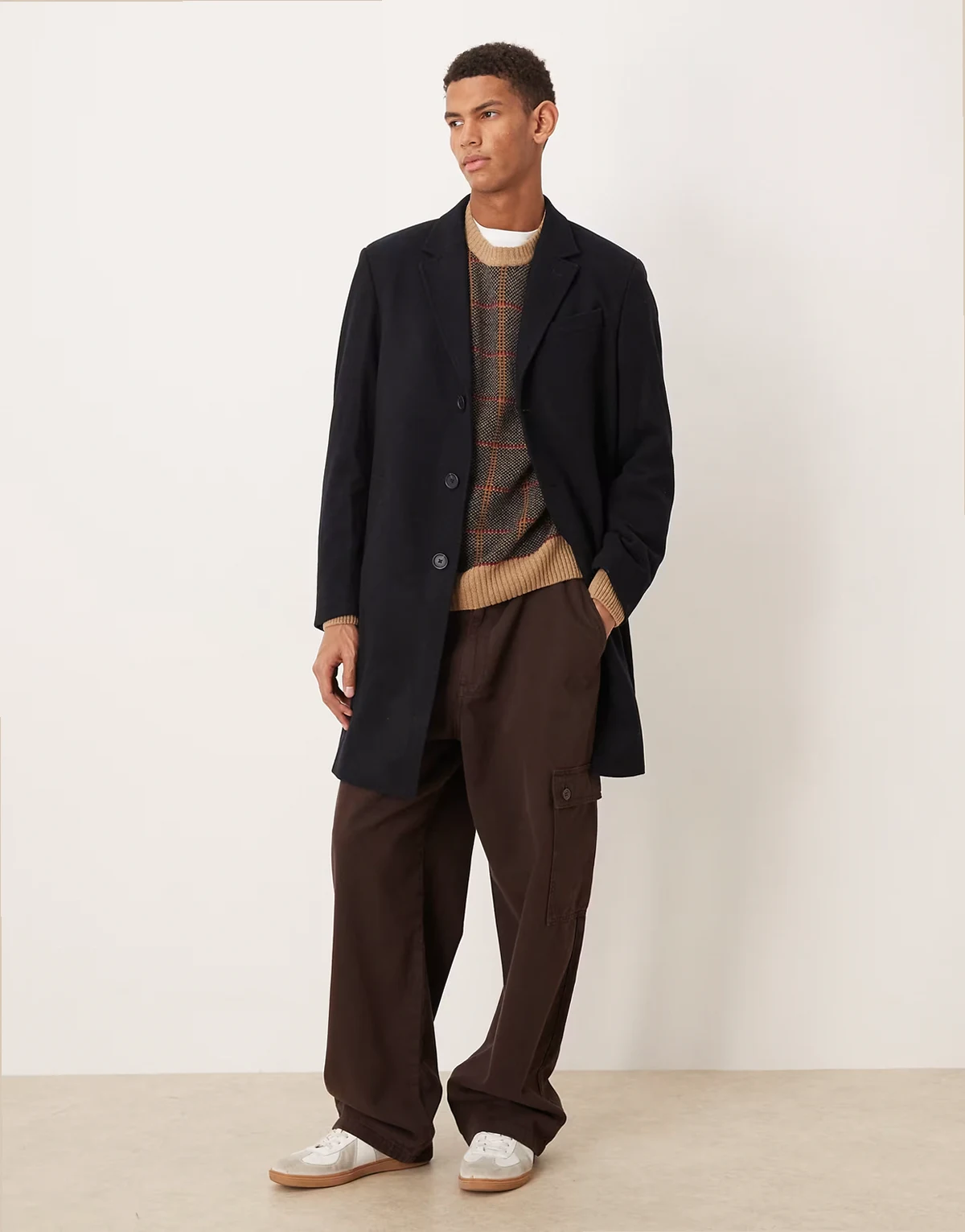 – Dopasowany granatowy płaszcz z mieszanki wełny