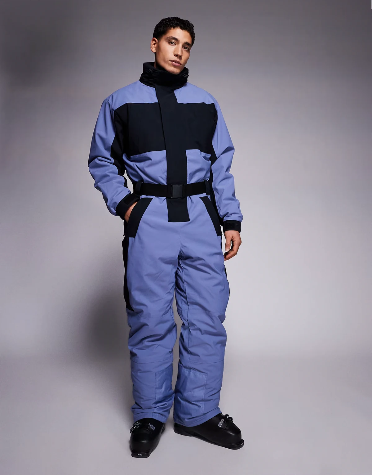 ASOS 4505 Ski – Wodoodporny kombinezon narciarski o prostym kroju z paskiem w kolorze czarnym i jasnoniebieskim