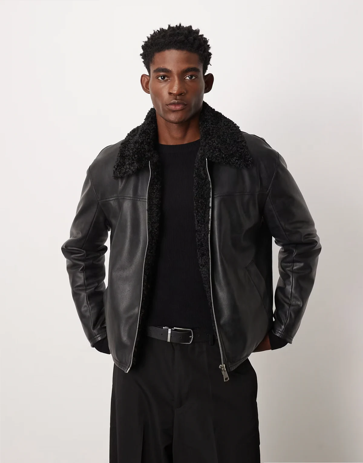 – Harrington-Jacke aus Kunstleder in Schwarz mit Teddyfellkragen