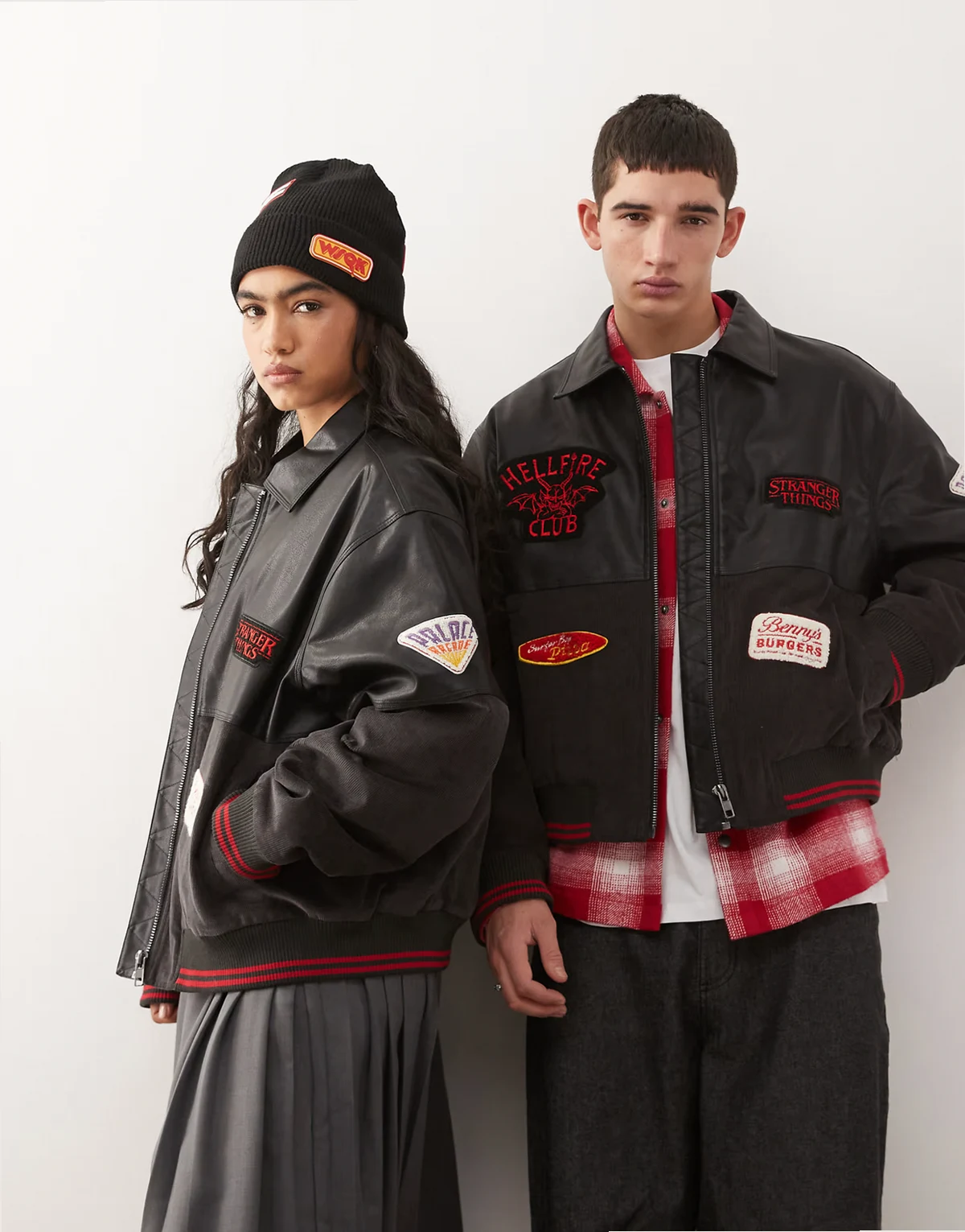x Stranger Things – Unisex-Bomberjacke aus Kunstleder in Schwarz mit Cord-Einsatz und gemischten Aufnähern