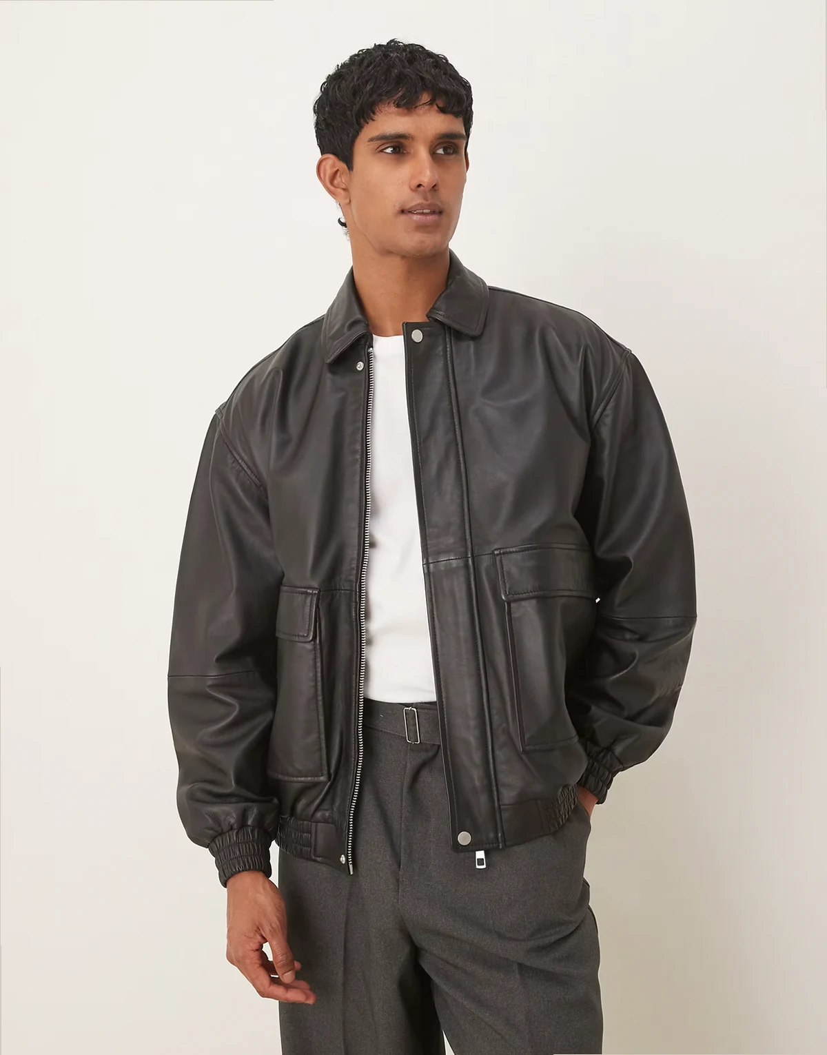 – Oversize-Bomberjacke aus echtem Leder in Schwarz