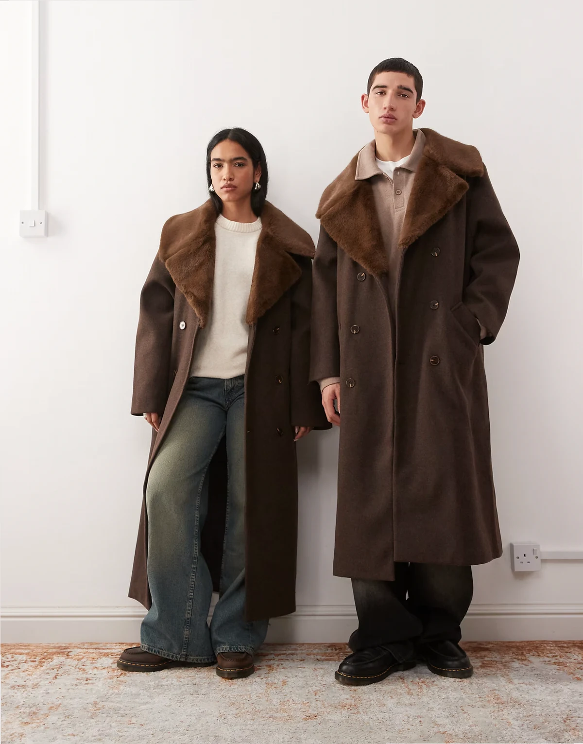 – Formeller Longline-Unisex-Mantel aus Wollimitat in Schokobraun mit Kunstpelzkragen