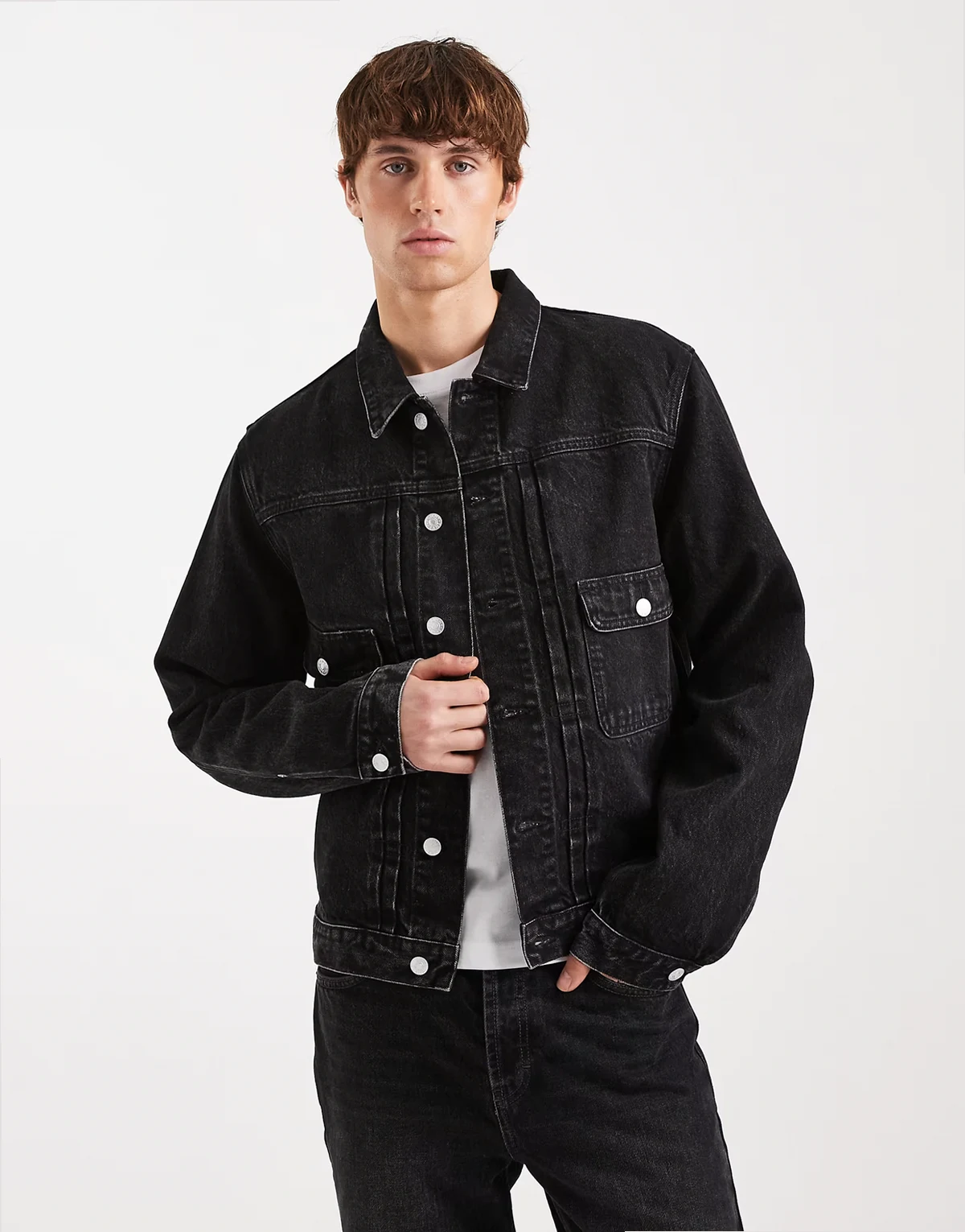 – Jeansjacke in Schwarz mit Faltendesign