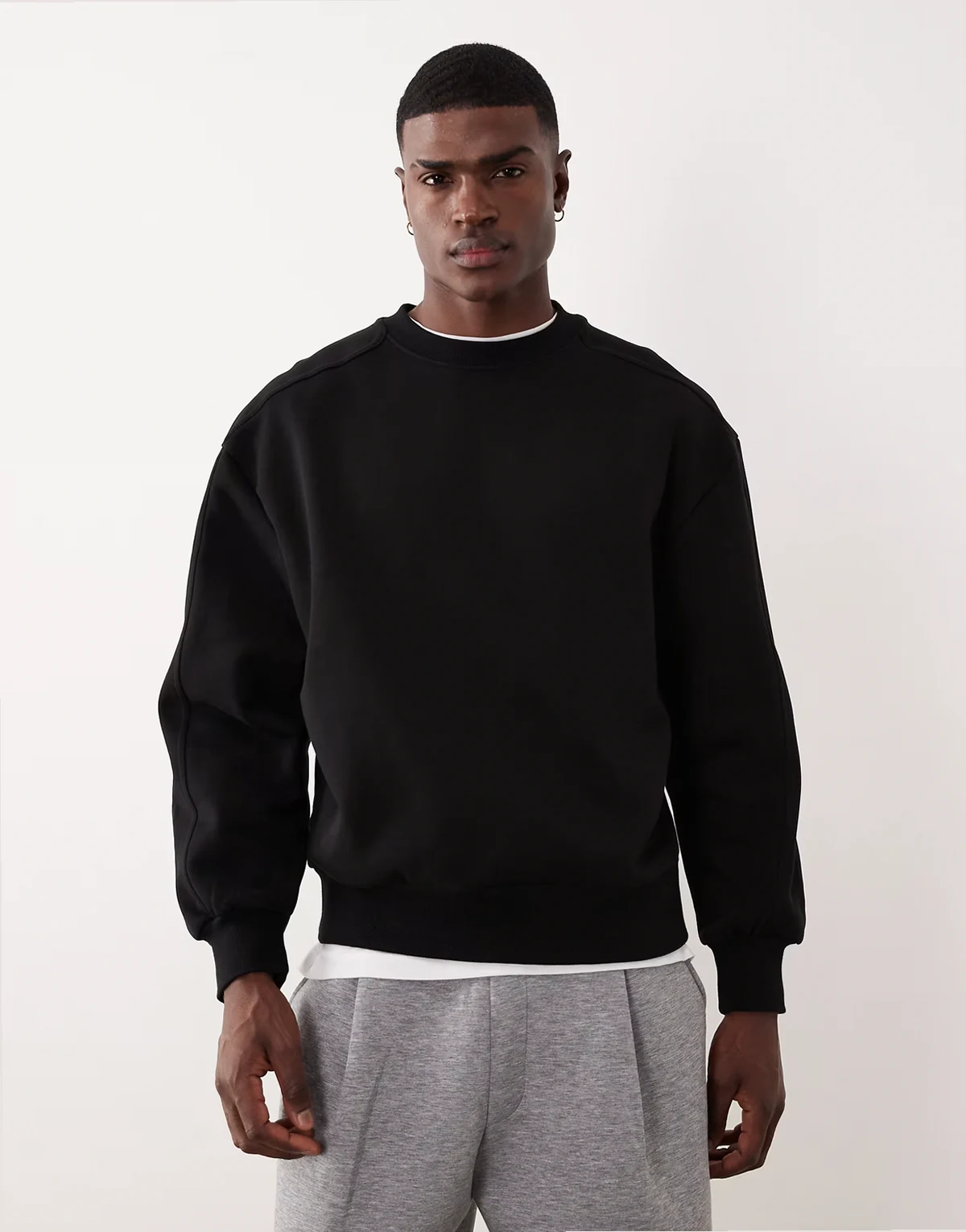 – Czarna gruba bluza oversize z ozdobnymi szwami