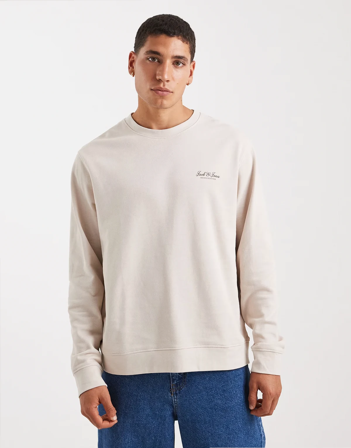 – Kremowa bluza z tekstowym logo