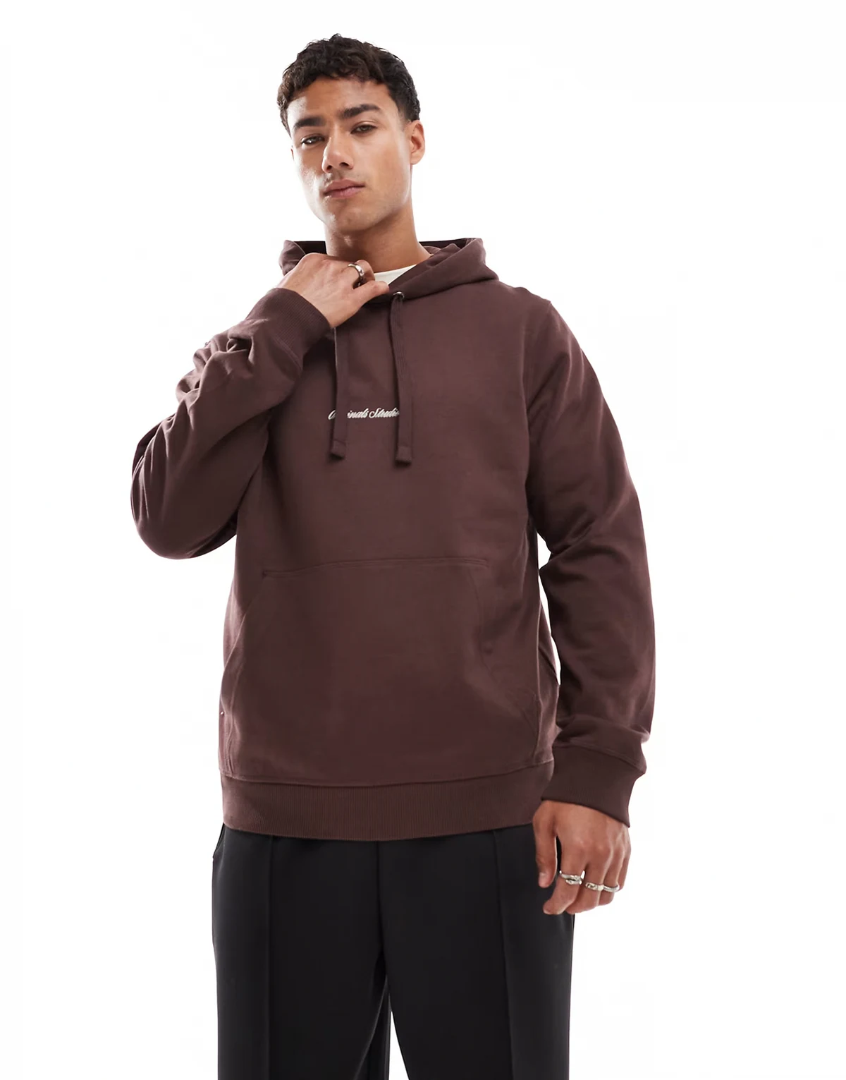 – Brązowa bluza z kapturem oversize z haftowanym logo