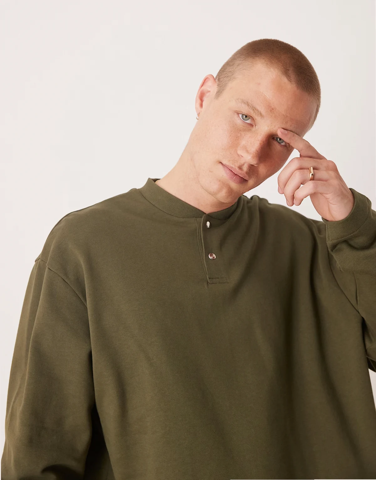 – Bluza o luźnym kroju w kolorze khaki z zapięciem na guziki pod szyją