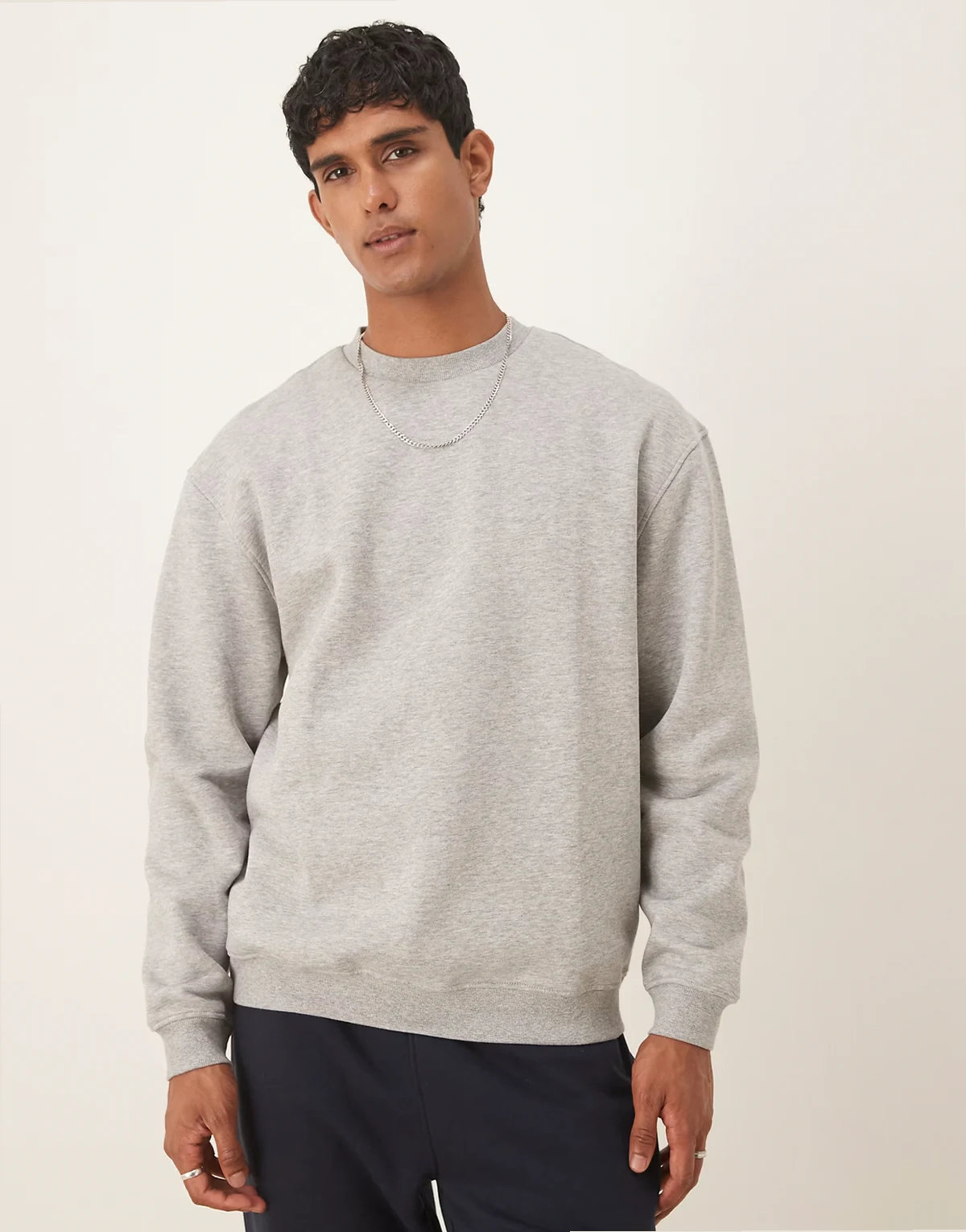 – Szara melanżowa bluza basic o kroju oversize